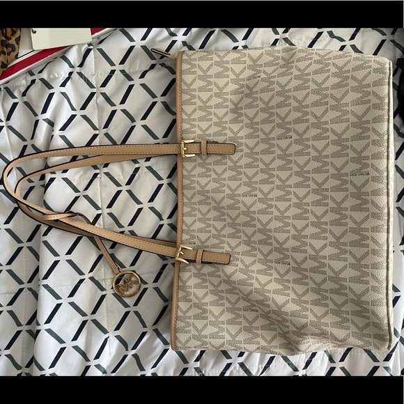 MICHAEL Michael Kors Handbags - Michael kors jet set travel bag, originally $278